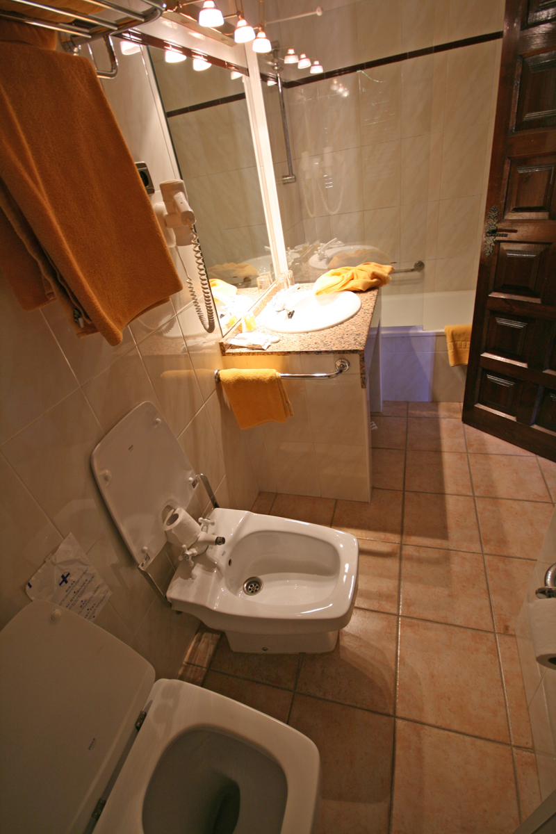 monasterio-de-piedra-room-bathroom